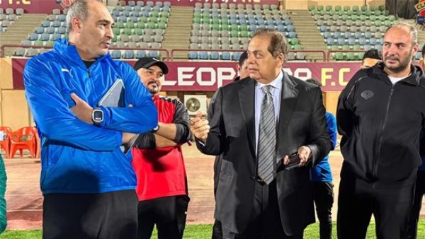 للتأكيد على المركز الرابع!!.. أبو العينين يجتمع مع لاعبي سيراميكا لتحفيزهم ضد الزمالك